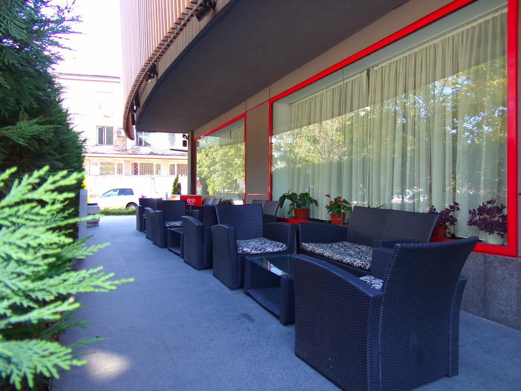 Universal Hotel Dupnitsa Exterior photo